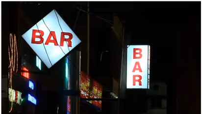 തൃശൂരില് ബാറിലുണ്ടായ കത്തിക്കുത്തിൽ യുവാവ് കൊല്ലപ്പെട്ടു,ബാറുടമയ്ക്ക് പരിക്ക്; ക്വട്ടേഷൻ ജീവനക്കാർ നൽകിയത്?