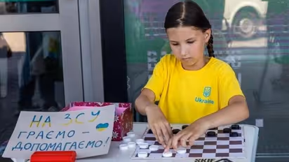 छोटा बच्चा जान के न कोई आंख दिखाना रे, यूक्रेनी बच्चों की देशभक्ति की एक इमोशनल तस्वीर, जानिए कौन है ये मासूम