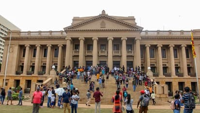 श्रीलंका संकट: बवाल के बाद श्रीलंका में आपातकाल घोषित, 10 प्वाइंट से जानें अब तक क्या हुआ