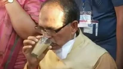 सीएम शिवराज सिंह चौहान को पिलाई ठंडी चाय, अधिकारी को मिला कारण बताओ नोटिस