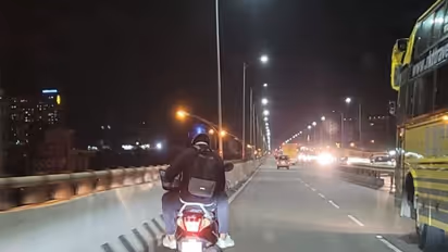 बेंगलुरु में चलती स्कूटी की पिछली सीट पर देर रात शख्स कर रहा था कुछ ऐसा.. सोशल मीडिया पर खूब सुना रहे यूजर्स