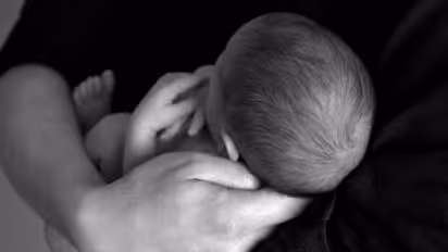 5 दिन के नवजात को 2 लाख रु. में बेचने वाली थी एक मां, थोड़ा अजीब है सौदा करने की वजह