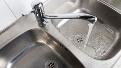 கிச்சன் சின்க்கில் இருந்து துர்நாற்றம் வருதா? சிம்பிளா இதை செஞ்சு பாருங்க!