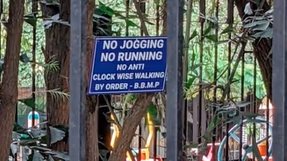 निगम ने पार्क के गेट पर बोर्ड लगाकर ये काम करने से किया मना, यूजर ने पूछा- नागिन डांस कर सकते हैं ना