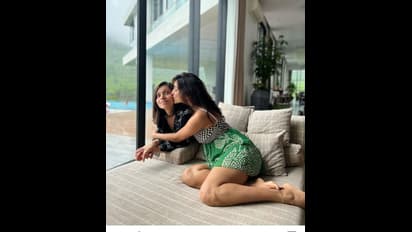 அடங்காத மாளவிகா மோகனன்... குட்டை உடை கவர்ச்சியில் அதிகரித்து கொண்டே செல்லும் கிளாமர் அட்ராசிட்டி! 