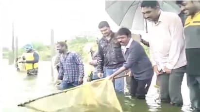 జోరున వర్షం.. మత్య్సకారులతో కలిసి చేపలు పట్టిన ఎమ్మెల్యే రసమయి బాలకిషన్ (వీడియో)