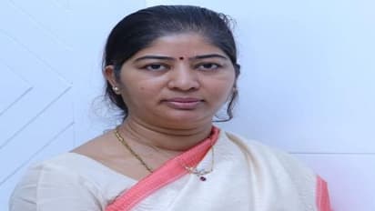 వికారాబాద్ జెడ్పీ చైర్ పర్సన్ సునీతా మహేందర్ రెడ్డి కారుపై దాడి.. తీవ్ర ఉద్రిక్తత..