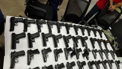 दिल्ली एयरपोर्ट पर गिरफ्तारी: शादी-शुदा जोड़े के बैग में मिली 45 बंदूकें, जानें कैसे करते थे गन की तस्करी...