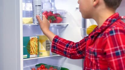 ആളില്ലാത്തപ്പോള് ഫ്രിഡ്ജില്നിന്ന് പഴങ്ങള് എടുത്തതിന് ദേഹമാകെ കത്തികൊണ്ട് വരഞ്ഞ 10 വയസ്സുകാരന് മരിച്ചു