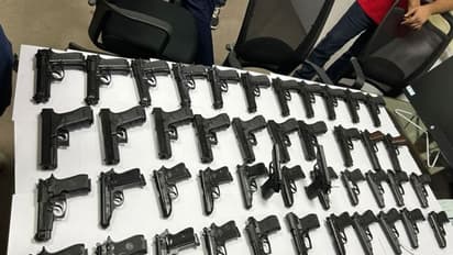 45 அதி நவீன கைத்துப்பாக்கிகளுடன் சிக்கிய கணவன் மனைவி.. டெல்லி விமான நிலையத்தில் பயங்கர சம்பவம்.  