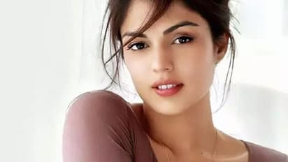 दिवंगत सुशांत सिंह राजपूत के बाद रिया चक्रवर्ती कर रहीं इस शख्स को डेट, सोनाक्षी सिन्हा से जुड़ चुका है नाम