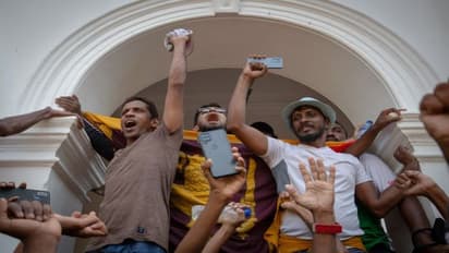 राष्ट्रपति के भागने से और भड़के श्रीलंकाई, अब सुरक्षाकर्मियों के गोला-बारूद और हथियारों पर कब्जा!  