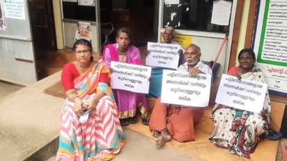 'വഴിയും വെള്ളവും വേണം'; പഞ്ചായത്തിന് മുന്നിൽ ഭിന്നശേഷി കുടുംബാംഗങ്ങളുടെ കുത്തിയിരുപ്പ് സമരം