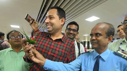  যাত্রীদের গোলাপ ফুল দিয়ে স্বাগত, ইতিহাস রচনা করে যাত্রা শুরু শিয়ালদহ-সেক্টর ৫ মেট্রোর, সেরা ১০ ছবি