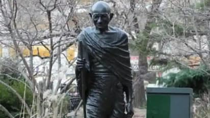 कनाडा के हिंदू मंदिर में गांधी प्रतिमा पर लिखे अपशब्द, इंडियन हाई कमीशन ने कहा 'भावनाओं पर गहरी चोट'  