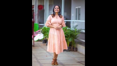 అనసూయ దెబ్బకి బోల్తా కొట్టిన కుర్రాడు.. కన్నుగీటుతో కొంప ముంచిన జబర్దస్త్ యాంకర్‌.. పిల్లలను కూడా వదలడం లేదుగా