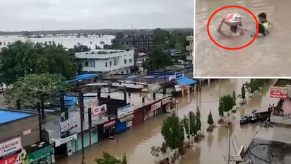 జలదిగ్బంధంలో మంథని పట్టణం.. ఆలయంలో చిక్కుకున్న 20 మంది.. వరదల్లో బాహుబలి సీన్..!