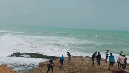 ओमान के सुमद्री तट पर हादसा: बच्चों को बहता देख बचाने पहुंचे पिता भी लहरों में फंसे, फिर हुआ डराने वाला हादसा