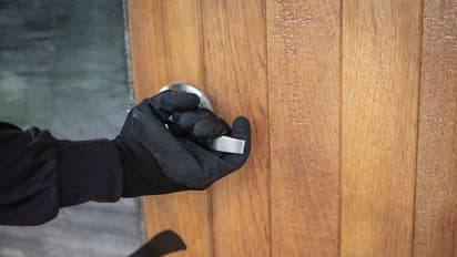 இன்ஸ்பெக்டர் பொண்டாட்டியை நிர்வாணப்படுத்தி கொள்ளையர்கள் செய்த காரியம்.. விசாரணையில் வெளியான பகீர் தகவல்.!