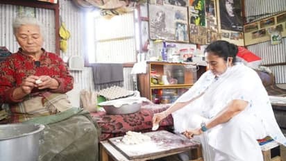 শাড়ি গুটিয়ে ময়দা বেলে তৈরি করলেন মোমো! পাহাড়ি পরিবারের সঙ্গে অচেনা মমতার ছবি দেখুন 