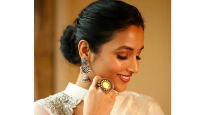 வெள்ளை நிற சேலை..ட்ரான்ஸ்ப்ரண்ட் ப்ளவ்ஸ் என கிக் ஏற்றும் கே.ஜி.எப் நாயகி!