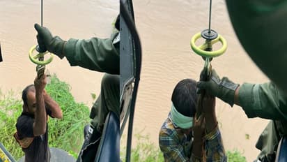 గోదావరి వరదలో చిక్కుకున్న ఇద్దరు .. ట్యాంక్పైకెక్కి ఆర్తనాదాలు, రక్షించిన ఐఏఎఫ్ హెలికాఫ్టర్ (వీడియో)