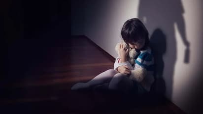 6 साल की बच्ची को मारा, फिर नाजुक अंगों पर डाला खौलता तेल, इसके बाद सौतेली मां ने जो किया जानकर कांप जाएगा दिल