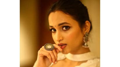 వైట్ శారీలో మెరిసిపోతున్న కన్నడ బ్యూటీ.. మత్తు చూపులతో మాయజేస్తున్న శ్రీనిధి శెట్టి.. 