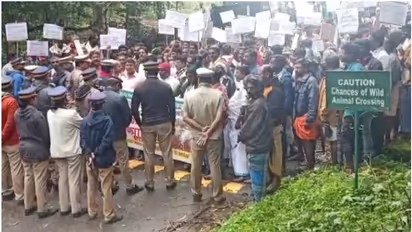 നാടിനെ ഒന്നാകെ സ്തംഭിപ്പിച്ച് ബഫർ സോൺ വിരുദ്ധ സമരം