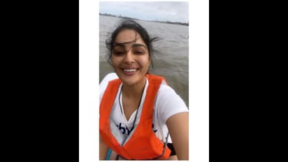 కత్తి లాంటి పరువాలతో కవ్విస్తున్న భీమ్లా నాయక్ బ్యూటీ.. ఇది నా వెర్షన్ RRR అంటూ కామెంట్స్ 