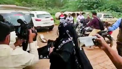 சித்தராமையா கொடுத்த பணத்தை வீசி எறிந்த பெண்… வைரலாகும் வீடியோ!!