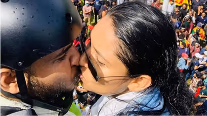 Sri Lanka Protest : കത്തുന്ന ശ്രീലങ്കന് പ്രക്ഷോഭത്തിനിടയില് ചുടുചുംബനം, വൈറലായി ഫോട്ടോ!