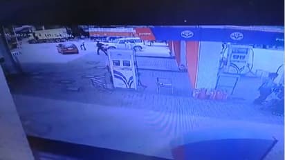 बूंदी में पेट्रोल भरवा रहे कार मालिक पर फायरिंग, जान बचाकर भागा तो 2.5 km दूर कीचड़ में फंसी गाड़ी लेकिन...
