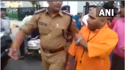 ലഖ്നൗ ലുലു മാളിനകത്ത് സുന്ദരകാണ്ഡം ചൊല്ലാൻ ശ്രമിച്ചു; മൂന്ന് പേരെ പൊലീസ് കസ്റ്റഡിയിലെടുത്തു