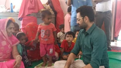 दौसा के डीएम कमर चौधरी की वर्किंग स्टाइल की जनता दीवानीः बच्चों के साथ मस्ती, फर्श पर बैठकर सुनते हैं फरियाद