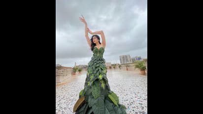 இலைதழை அணிந்து..இயற்கையோடு சொக்க வைக்கும் கிளாமர் போஸ் கொடுத்த ஆதா ஷர்மா...