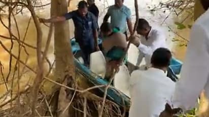 ఎమ్మెల్యే సీతక్కకు తప్పిన ప్రమాదం.. వరద బాధితులను పరామర్శించి తిరిగి వస్తుండగా..