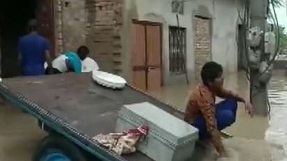 बाढ़ का रौद्र रूप: अकेले महाराष्ट्र में 100 से अधिक लोगों की मौत, गुजरात के कई शहर-गांव डूबे, देखें फोटो