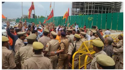 ലഖ്നൗ ലുലുമാളിന് മുന്നിൽ പ്രതിഷേധവുമായി ഹിന്ദുമഹാസഭ; വൻ സുരക്ഷാ സന്നാഹം