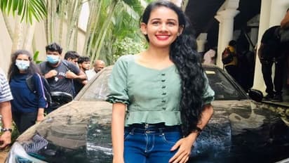 गजब! एक तरफ श्रीलंका जल रहा था, दाने-दाने को तरस रहे थे लोग, तब यह लड़की राष्ट्रपति भवन में करा रही थी फोटोशूट