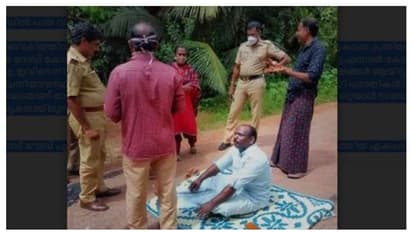 റോഡ് നിർമാണം വൈകി; റോഡിൽ പായ വിരിച്ചു കിടന്ന് 'ജഗതി മോഡൽ' ഏകാംഗ പ്രതിഷേധം