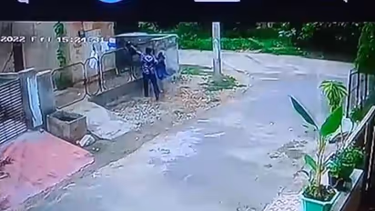 जयपुर की कॉलोनी में चोरी की अजीब घटनाः अंडरवियर चुराने कार से आया चोर-2 पैंट भी ले गया, देखें CCTV