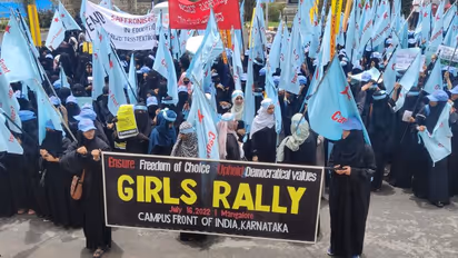 ಕೋರ್ಟ್ ಬಗ್ಗೆ ಅಸಮಾಧಾನ, ಪೊಲೀಸರಿಗೂ ಎಚ್ಚರಿಕೆ: ಹಿಜಾಬ್ ಪರ PFI ಶಕ್ತಿ ಪ್ರದರ್ಶನದಲ್ಲಿ ವಿವಾದ