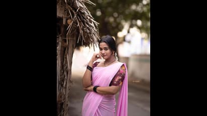 கொளுத்து வேலை செய்யும் கிராமத்து கிளியாக மாறிய பாண்டியன் ஸ்டோர் முல்லை! பஞ்சுமிட்டாய் நிற தாவணியில் பளீச் போஸ்