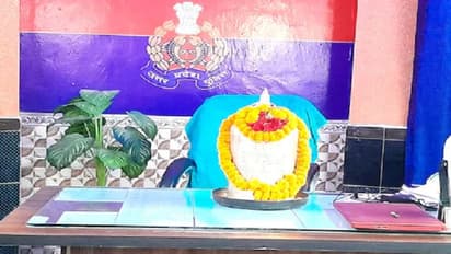 मऊ: सावन में पुलिस थाने में लाकर रखा गया 50 किलो का शिवलिंग, जानिए क्या है पूरा मामला 