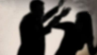 दो बड़े बच्चों की मां ने किया था ऐसा काम,  नाराज पति ने पत्नी का सिर काट पहुंचा थाने