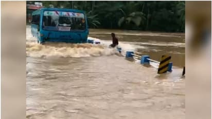 വെള്ളത്തിൽ മുങ്ങിയ പാലത്തിലൂടെ സാഹസിക യാത്ര; ബസിന് പിഴ ചുമത്തി ട്രാഫിക് പൊലീസ്