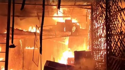 धौलपुर की फल मंडी में लगी भीषण आग, 50 लाख के फ्रूट जलकर खाक
