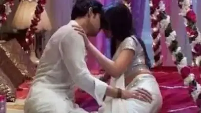 यहां सुहागरात की रात दूल्हा-दुल्हन के कमरे के बाहर बैठता है पूरा गांव, सुबह होता है ये शर्मनाक काम