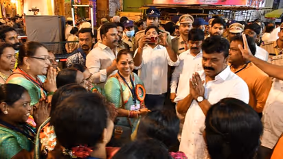  సికింద్రాబాద్ లో బోనాల సందడి... మహంకాళి అమ్మవారికి తలసాని కుటుంబం తొలిబోనం (ఫోటోలు)